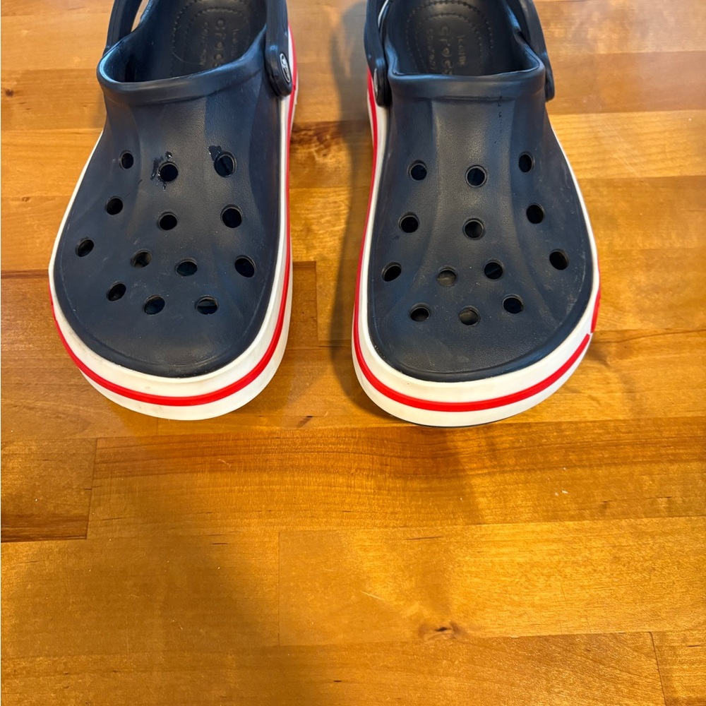 CROCS Women’s Size 9 Navy and Red Clogs - Picture 7 of 8